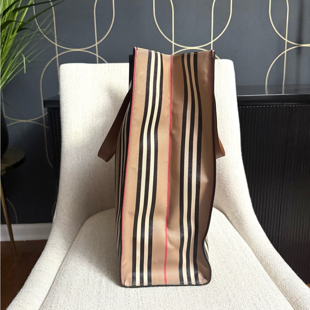 Authentic Burberry Icon Stripe E-Canvas Portrait Tote bag - Picture 8 of 16